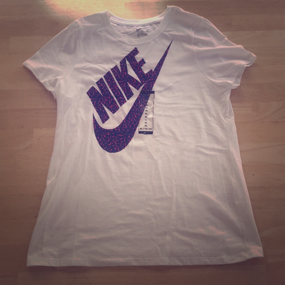Girls White Nike Tee (never been worn)